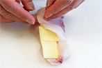 （1）の鱈の身にとろけるチーズを入れ込み鱈の身ではさみます。