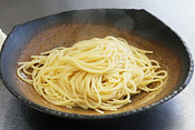 茹でたパスタを器に盛りつけます♪