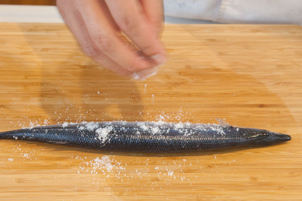 さんまのおいしい焼き方（グリル編）5　裏面にもしっかり塩を塗り込む