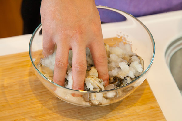牡蠣の洗い方3　大根おろしが牡蠣全体になじむように混ぜます。この時強くかきまぜてしまうと牡蠣が潰れてしまうので優しく混ぜましょう。