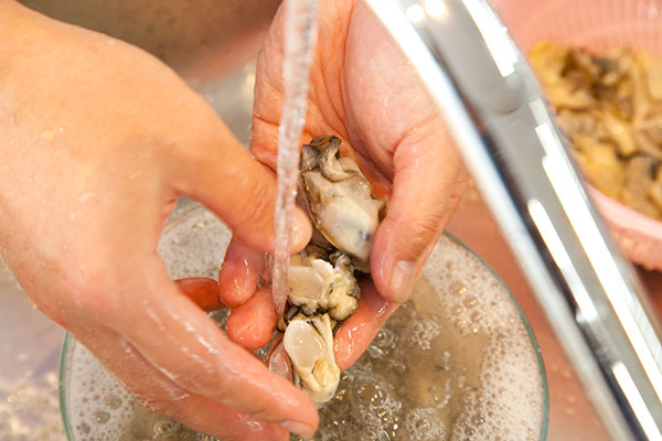 牡蠣の洗い方5　汚れが取れたら水洗いをします。この時牡蠣をごしごし洗わず手で牡蠣をすくい上げ軽くこすり水洗いしてください。