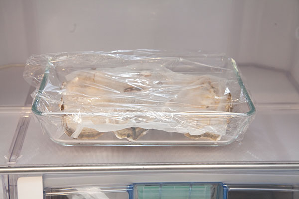 殻付生牡蠣(かき)の保存方法4 ラップをかけたら冷蔵庫に入れます。新鮮な殻付き牡蠣なら到着後2日以内は生食でお楽しみ頂けます。