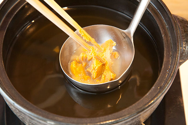 牡蠣の味噌鍋2　次にだしを入れた鍋に味噌をといて入れます。味噌がダマにならないようにといて入れましょう。