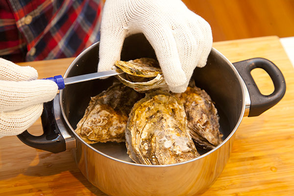 酒蒸し牡蠣7 蒸しあがった殻付き牡蠣はとても熱いので殻を外す際は専用のナイフまたは洋食ナイフなどで開けましょう