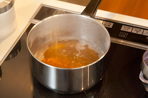 牡蠣ご飯1まずダシを作ります。鍋にダシ180cc、しょうゆ18cc、酒18ccを入れ強火で沸騰させます。
