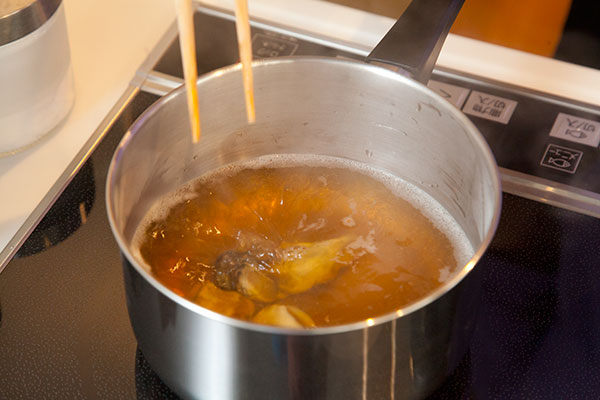 牡蠣ご飯2　ダシが沸騰したら牡蠣(かき)を入れ軽く湯通しします。この時牡蠣(かき)に火が通りすぎると身が小さくなります。茹で過ぎ気をつけましょう。