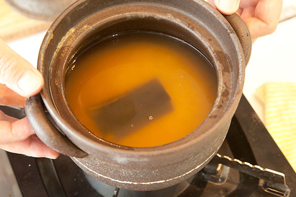 牡蠣ご飯4　次に土鍋に洗っておいたお米一合、先ほど牡蠣を湯通ししたダシ、昆布を入れます。