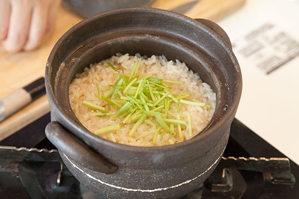 牡蠣ご飯7　ミツバは茎の部分を切りご飯の上入れます。