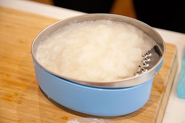 さんま塩焼きに合う、食べる薬味レシピ2　〜大根おろしはザルなどにのせて、静かに水を切るのがコツです。〜