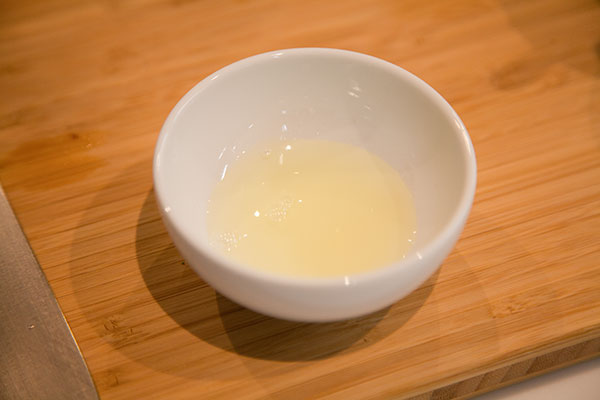 さんま刺身に合う薬味レシピ『柑橘入り塩ぽん酢』1〜まずお皿に塩ぽん酢を入れます〜