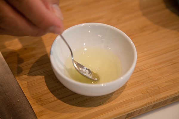 さんま刺身に合う薬味レシピ『柑橘入り塩ぽん酢』2〜塩を適量入れよくかき混ぜます〜