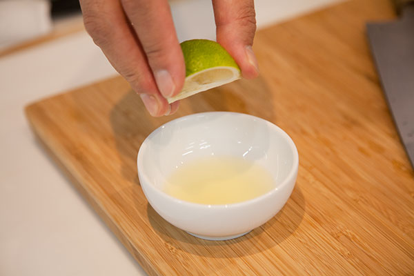 さんま刺身に合う薬味レシピ『柑橘入り塩ぽん酢』3〜塩を入れた塩ぽん酢にすだちを絞り完成です。すだちがない場合はレモンでもOK〜
