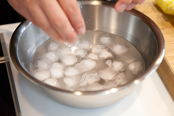 白子の下処理4　氷水に少々お酒をいれた氷水を準備します。