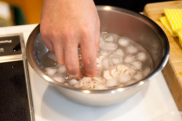 白子の下処理7　白子に火が通ったら先程の氷水でよく冷やしましょう。