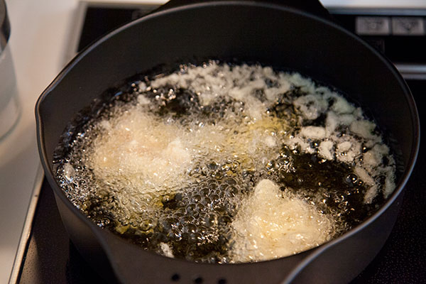 白子の天ぷら5　油の温度は180℃に設定し一回に揚げる量は少ない量にしましょう。