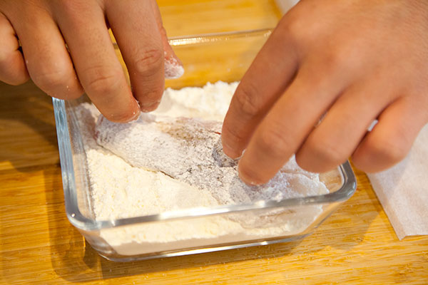 鱈のムニエル3　次に鱈(たら)の切身を小麦粉にまぶします。