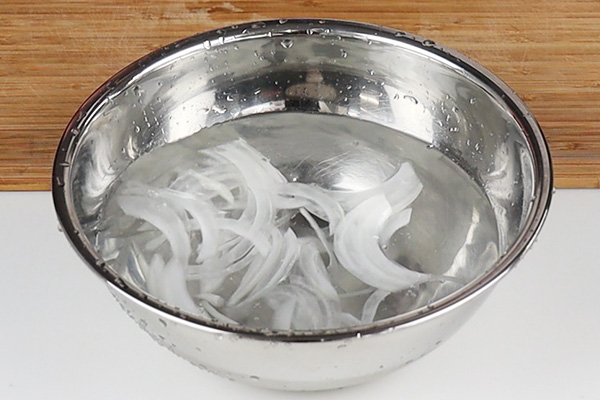 玉ねぎを薄くスライスして、約5分水にさらす。