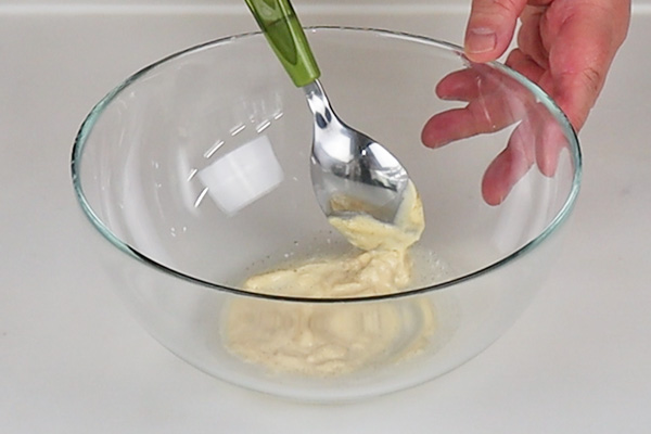 マヨネーズ(大さじ1）・レモン汁（小さじ1）・塩コショウ(少々)をまぜてソースを作る